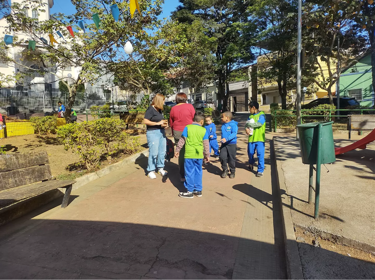 Apae realiza atividade ao ar livre com alunos na Praça Bias Fortes em Santos Dumont